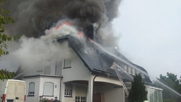 Der Blitz schlug am Mittwochabend in das Haus in Großbundenbach ein und löste einen Brand im Dachstuhl aus. Der Schaden wird auf rund 450.000 Euro geschätzt. (Foto: Polizeiinspektion Zweibrücken)