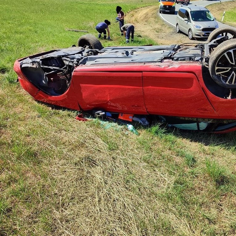Der 18-Jährige war nach Angaben der Polizei zu schnell gefahren und verlor in einer Kurve die Kontrolle über sein Auto. Der Wagen landete auf dem Dach, die fünf Insassen wurden leicht verletzt. (Foto: Polizei Kaiserslautern)