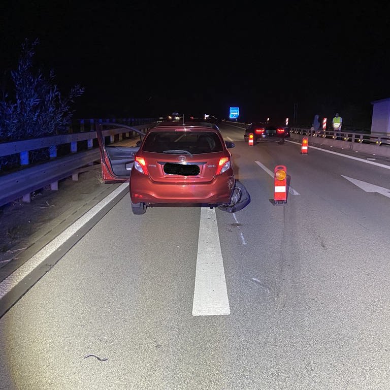 A6 bei Ramstein in RLP: Ein Autofahrer hat auf der Überholspur geparkt, um zu schlafen. Ein anderer Autofahrer konnte nicht mehr ausweichen. Der Unfall ging glimpflich aus. (Foto: Pressestelle, Polizei Rheinland-Pfalz)