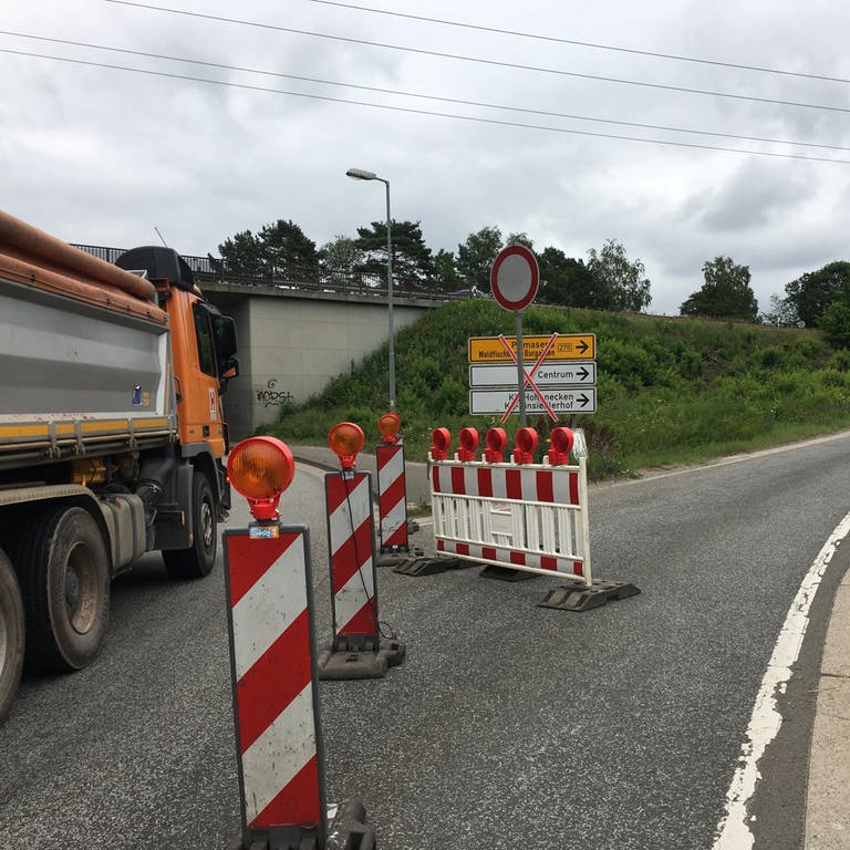 Eine Abfahrt des Opelkreisels in Kaiserslautern in RLP ist wegen einer Baustelle gesperrt. Warnbaken stehen auf der Straße. (Foto: SWR)