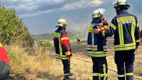 Bei dem Feldbrand in der Nähe von Rosenkopf (Kreis Südwestpfalz) waren mehrere Feuerwehren im Einsatz. Sie konnten verhindern, dass die Flammen auf ein Wohnhaus übergriffen. (Foto: Pressestelle, Freiwillige Feuerwehr Bruchmühlbach-Miesau)