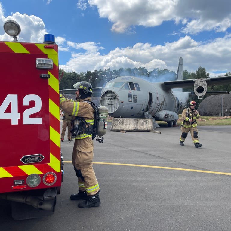Rettungskräfte laufen zu verunglücktem Flugzeug (Foto: SWR)