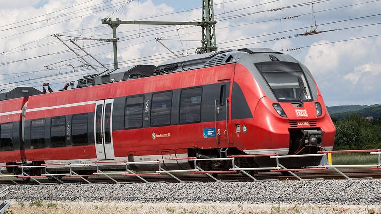 Auf der Bahnstrecke zwischen Kaiserslautern und Neustadt fahren am 1. August keine Züge. (Foto: IMAGO / Fotostand)