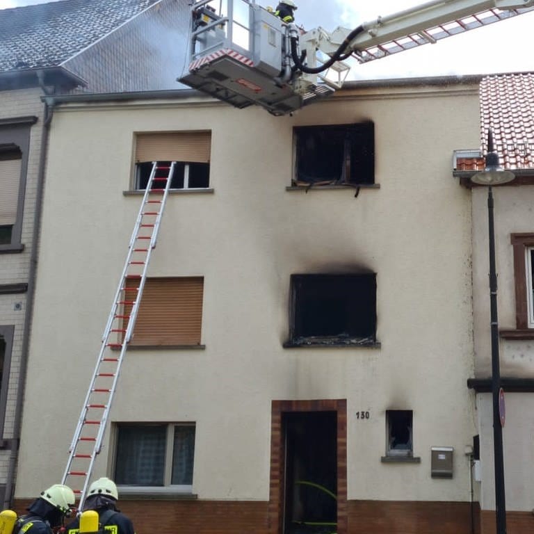 Die Hauptstraße in Contwig musste wegen der Löscharbeiten gesperrt werden. Noch ist unklar, was den Brand in dem Wohnhaus am Montag ausgelöst hat.