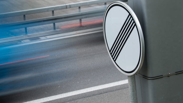 Drei Autofahrer sollen sich auf der A62 bei Glan-Münchweiler ein illegales Autorennen geliefert haben. Die Polizei hat die Ermittlungen aufgenommen.