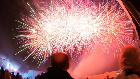 IMAGO  Frank Sorge (Foto: Feuerwerk mit Menschen)