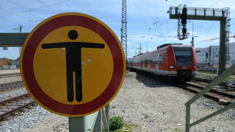 Die Bahnstrecke bei Zweibrücken musste am Donnerstagabend gesperrt werden, weil ein Mann unter Drogeneinfluss mit seinem Roller in das Gleisbett geraten war.