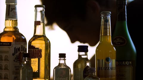 Jugendlicher kauft Alkohol (Foto: dpa Bildfunk, picture alliance / dpa | Jens Büttner)