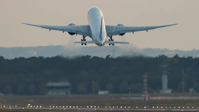 Flugzeug startet in Frankfurt