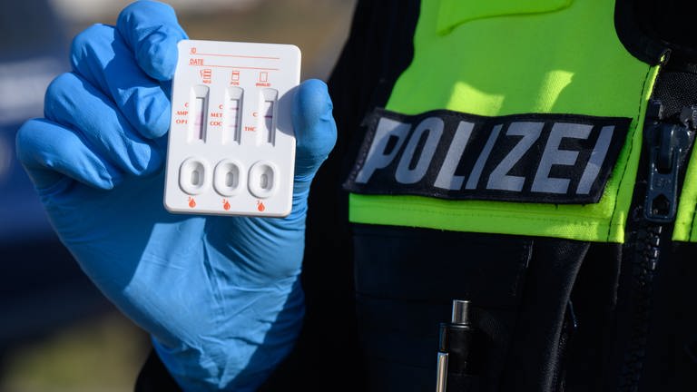In der Westpfalz steigt nach der Corona Pandemie die Zahl der Unfällte unter Drogen- und Alkoholeinfluss. (Foto: dpa Bildfunk, picture alliance/dpa | Julian Stratenschulte)