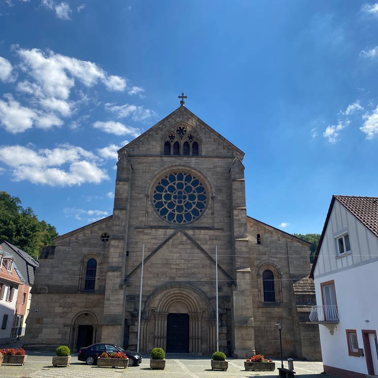 Abteikirche in Otterberg bei Sonnenschein und blauem Himmel im Sommer (Foto: SWR)