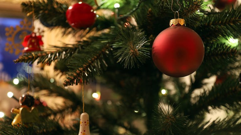 Ein geschmückter Weihnachtsbaum. (Foto: IMAGO / Rene Traut)