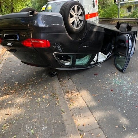 Drei Menschen haben sich bei einem Unfall auf der Donnersbergstraße in Kaiserslautern leicht verletzt. Der Unfall fiel in den Abreiseverkehr des FCK Spiels gegen Magdeburg. (Foto: Pressestelle, Polizeipräsidium Westpfalz)