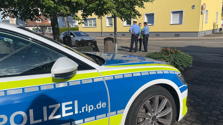 Kontrollstelle der Polizei vor Grundschule Heltersberg (Foto: SWR)