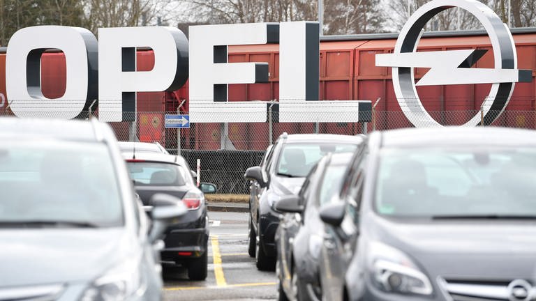 Das Logo des Aumobilherstellers Opel steht an der Fabrik in Kaiserslautern.  (Foto: dpa Bildfunk, picture alliance/dpa | Uwe Anspach)
