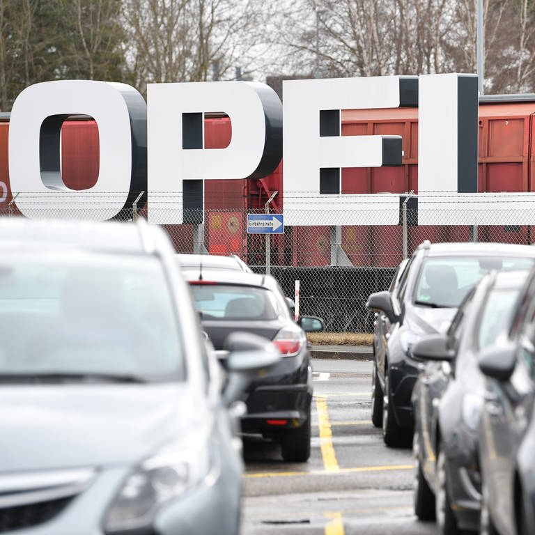 Das Logo des Aumobilherstellers Opel steht an der Fabrik in Kaiserslautern.  (Foto: dpa Bildfunk, picture alliance/dpa | Uwe Anspach)