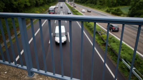 Im April 2022 wurden von der Autobahnbrücke Rundhölzer auf die A63 geworfen. Ein Motorradfahrer wurde damals schwer verletzt und mehrere Autos dadurch beschädigt.  (Foto: picture-alliance / Reportdienste, Picture Alliance)