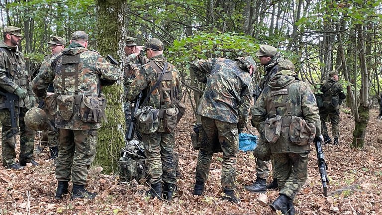Eine Gruppe Reservisten bei der Ausbildung. In Deutschland kann sich jeder Mensch bis 65 Jahre zum Reservisten ausbilden lassen. (Foto: SWR)