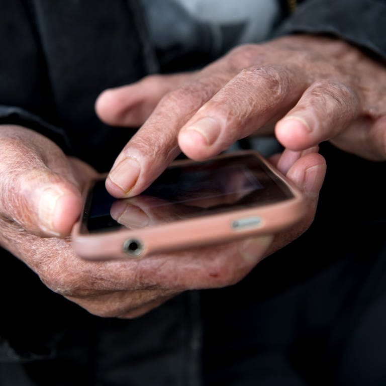 Polizei Kaiserslautern kann Senior vor Betrug am Smartphone bewahren (Foto: dpa Bildfunk, picture alliance / Sven Hoppe/dpa | Sven Hoppe)