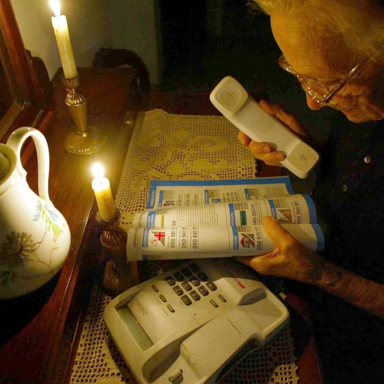 Eine ältere Frau während eines Stromausfalls. (Symbolbild) (Foto: dpa Bildfunk, picture-alliance / dpa/dpaweb | Franco_Silvi)