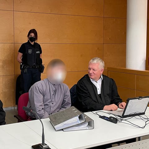 Der Hauptangeklagte im Polizistenmord Prozess von Kusel,  Andreas S., mit Verteidigern (Foto: SWR)