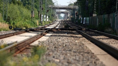 Weil die Bahn eigenen Angaben nach aktuell mit massiven Personalengpässen zu kämpfen hat, fallen bis mindestens Jahresende mehrere Zugverbindungen in den Westpfalz aus. 