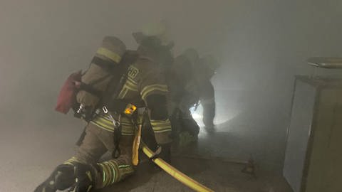 Die Feuerwehr Kaiserslautern simuliert bei einer Großübung den Katastrophenfall. (Foto: SWR)