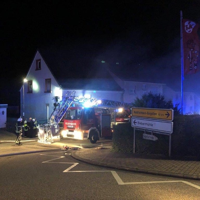 Bei einem Brand in einer Metzgerei in Donsieders im Landkreis Südwestpfalz ist niemand verletzt worden. 40 Feuerwehrleute waren am frühen Morgen im Einsatz.  (Foto: Pressestelle, Polizei Pirmasens)