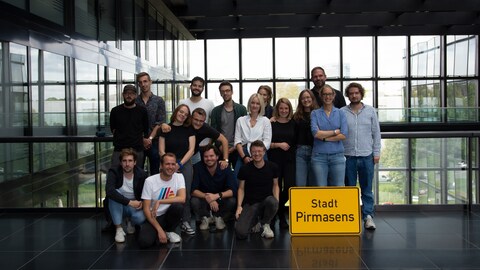 Die Schüler der 60. Kompaktklasse der Deutschen Journalistenschule München. Und zwei Mitarbeiter des SWR, die das Projekt betreut haben.