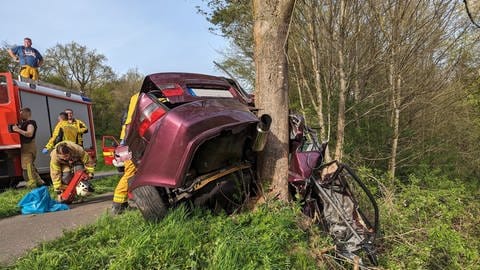 Zwischen Neuhemsbach und Sippersfeld wurden am Sonntag bei einem Unfall zwei Menschen schwer verletzt. 
