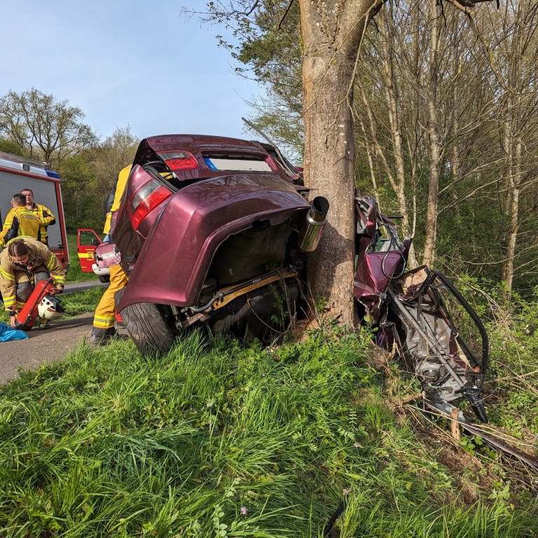 Zwischen Neuhemsbach und Sippersfeld wurden am Sonntag bei einem Unfall zwei Menschen schwer verletzt. 