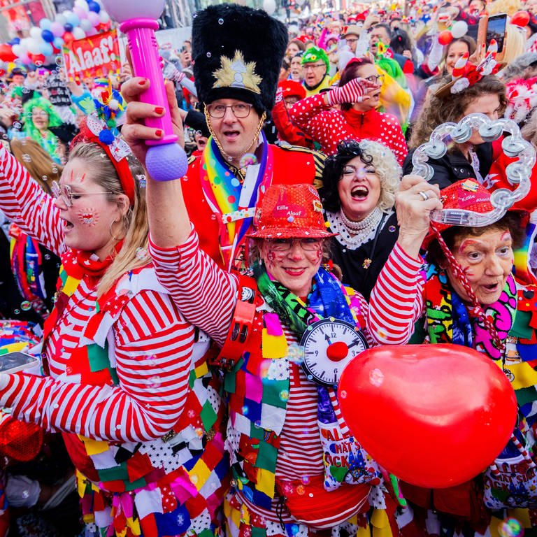 Narren feiern den Auftakt der Karnevalssession (Foto: picture-alliance / Reportdienste, picture alliance/dpa | Rolf Vennenbernd)
