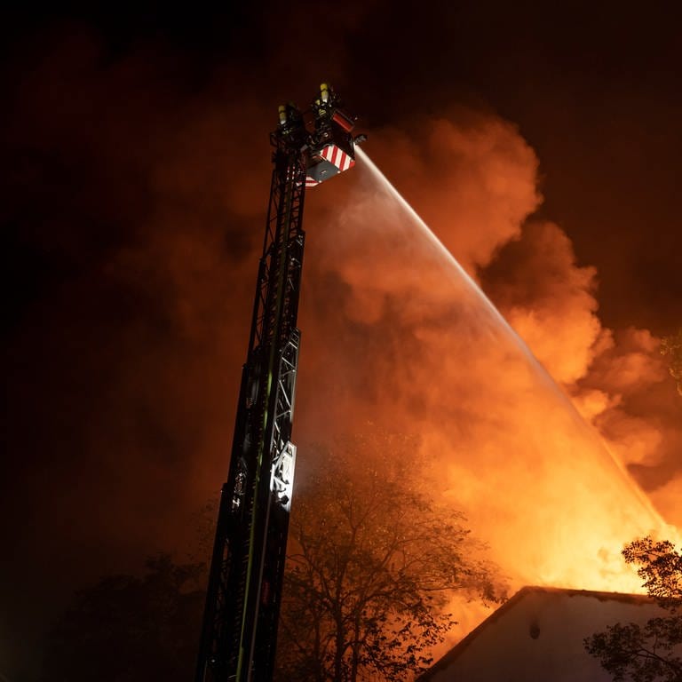 Beim Brand in einem Heizungsbaubetrieb in Kaiserslautern ist ein hoher Schaden entstanden. (Foto: dpa Bildfunk, picture alliance/dpa | Fabian Sommer)