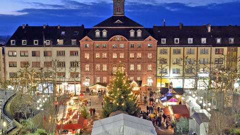 Der Weihnachtsmarkt in Pirmasens hat erstmals eine Eisbahn zu bieten.  (Foto: Stadt Pirmasens )