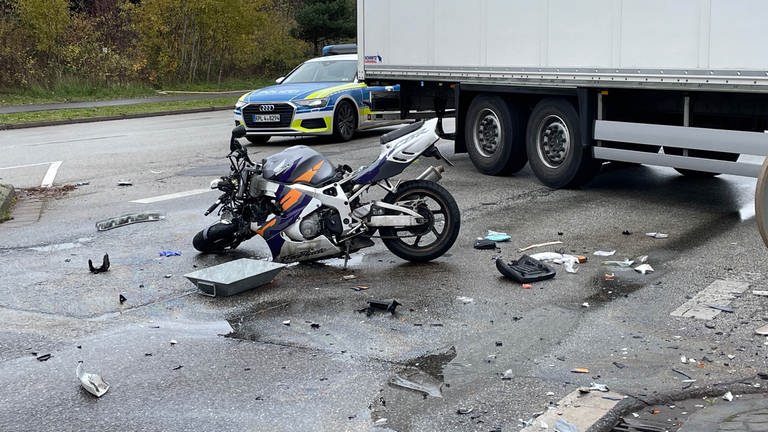 Unfall zwischen Lastwagen und Motorrad