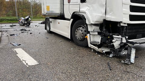 Verunfallter Lastwagen mit großen Schäden an der Beifahrerseite (Foto: SWR, Alexandra Dietz)