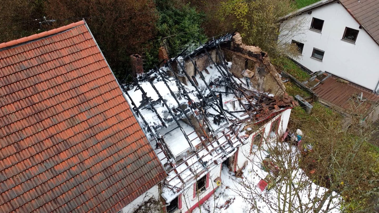 Abgebranntes Haus von oben (Foto: SWR, Winkler-TV)