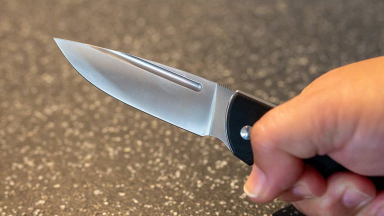 Eine Hand hält ein Messer. (Foto: IMAGO, IMAGO / Ulrich Roth (Symbol))