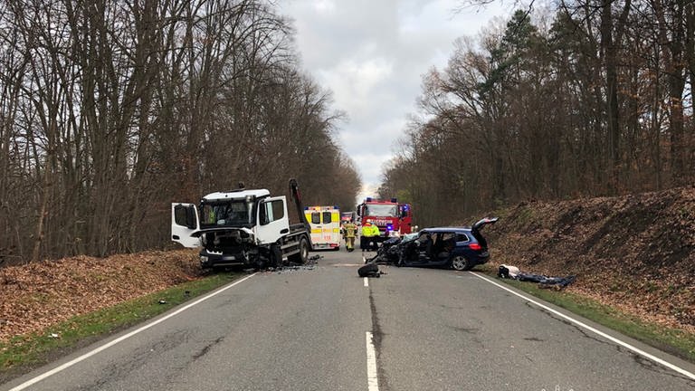 Die Pariser Straße in Kaiserslautern war nach einem Unfall am Donnerstag mehrere Stunden voll gesperrt. Ein Autofahrer wurde bei dem Unfall schwer verletzt.  (Foto: Pressestelle, Polizeipräsidium Westpfalz)