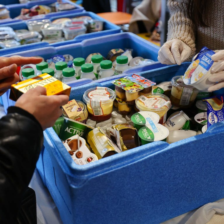 Tafel gibt Lebensmittel an arme Menschen aus (Foto: dpa Bildfunk, picture alliance/dpa | Christian Charisius)
