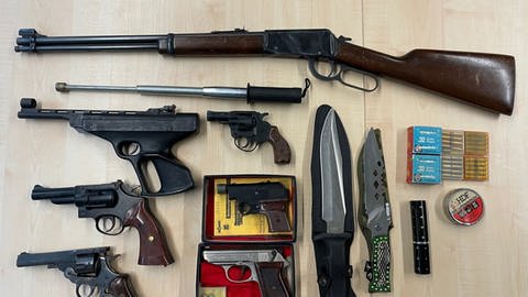 Die Polizei hat in der Verbandsgemeinde Landstuhl viele Waffen gefunden. (Foto: PP Westpfalz)