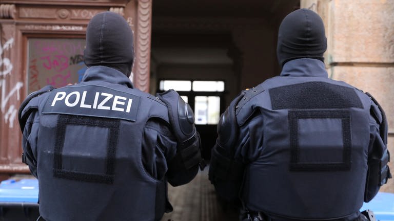 Die Polizei hat bei einem Ehepaar in der Verbandsgemeinde Landstuhl Waffen gefunden.