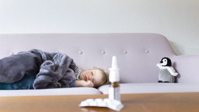 Alternativen zum ausverkauften Fiebersaft für kranke Kinder (Foto: dpa Bildfunk, picture alliance / photothek | Ute Grabowsky)