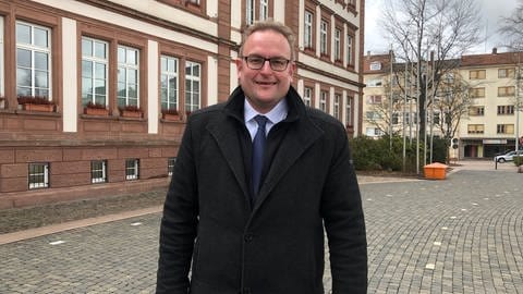 Markus Zwick vor dem Rathaus in Pirmasens. (Foto: SWR)