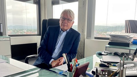 Hier im Bild: OB Klaus Weichel an seinem Schreibtisch im Rathaus von Kaiserslautern (Foto: SWR)