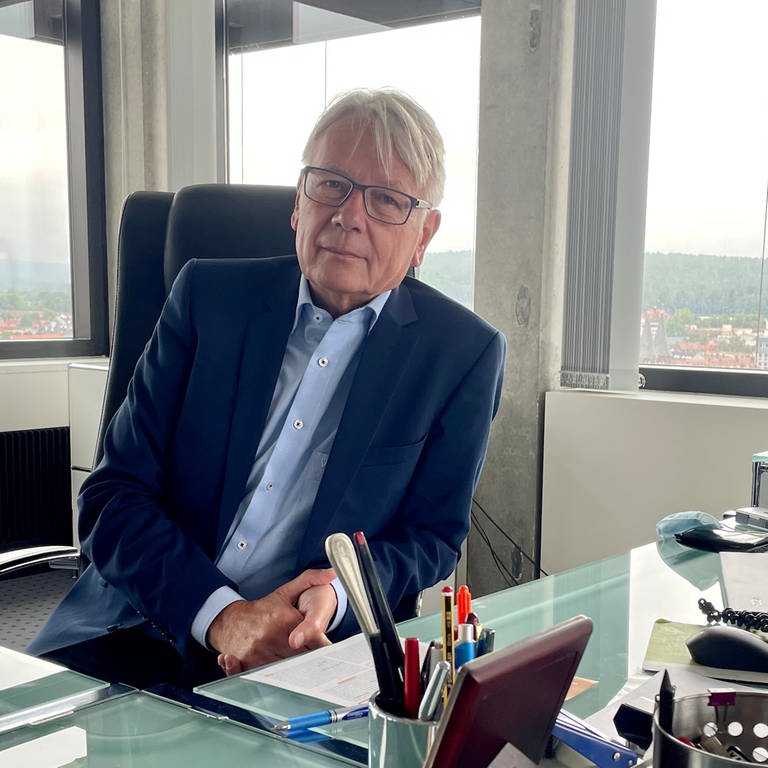 Klaus Weichel an seinem Schreibtisch im Rathaus von Kaiserslautern