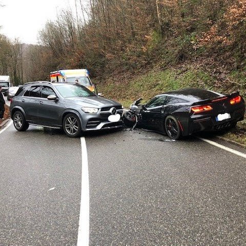 Auf der Landstraße zwischen Merzalben und Leimen im Kreis Südwestpfalz sind zwei Autos frontal zusammengestoßen. (Foto: Polizei Pirmasens)