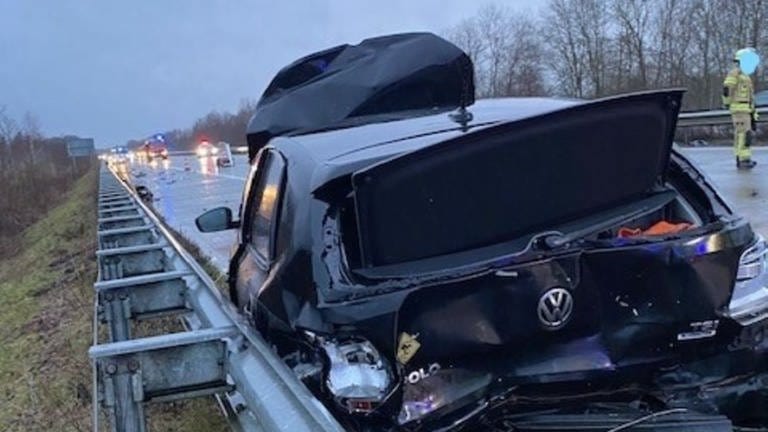 Beschädigtes Auto nach Unfall auf A6 bei Landstuhl (Foto: Polizeiautobahnstation Kaiserslautern)
