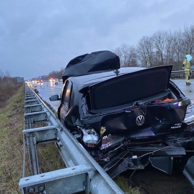 Beschädigtes Auto nach Unfall auf A6 bei Landstuhl (Foto: Polizeiautobahnstation Kaiserslautern)