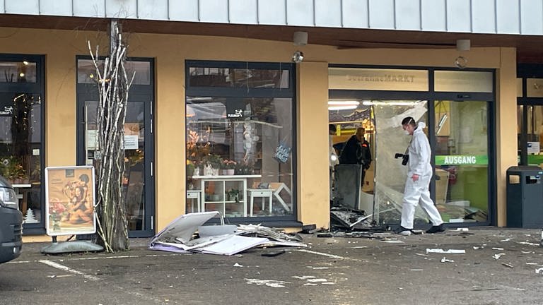 In schönenberg-Kübelberg im Kreis Kusel ist ein Geldautomat in einem Wasgau-Getränkemarkt gesprengt worden. (Foto: SWR)